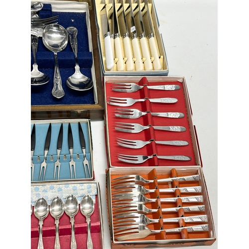 431 - A quantity of vintage cutlery. Canteen if cutlery, cutlery in case.