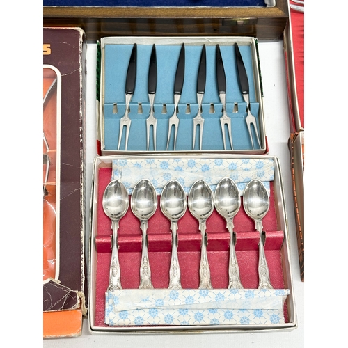 431 - A quantity of vintage cutlery. Canteen if cutlery, cutlery in case.