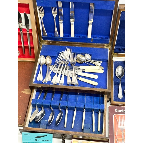 431 - A quantity of vintage cutlery. Canteen if cutlery, cutlery in case.