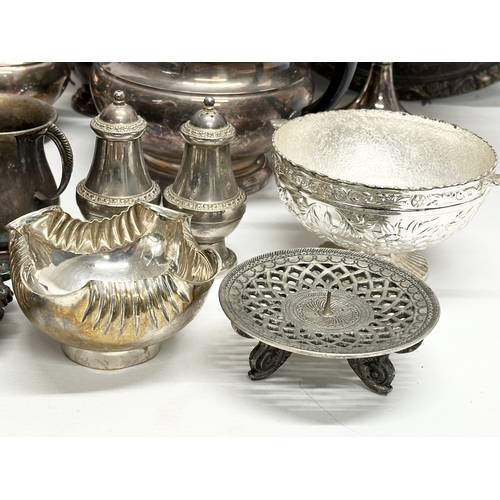 432 - A quantity of silver plate.