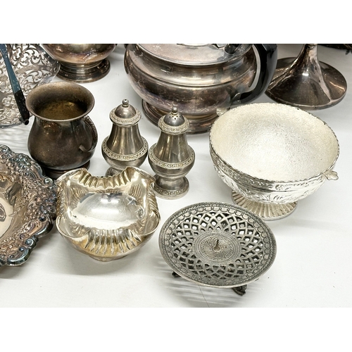 432 - A quantity of silver plate.