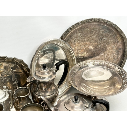 432 - A quantity of silver plate.