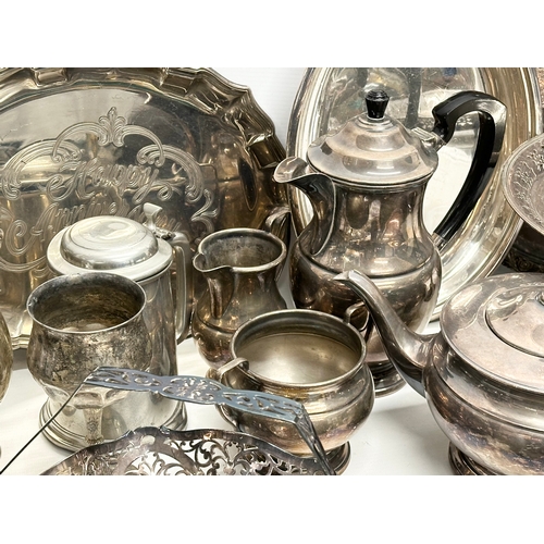 432 - A quantity of silver plate.