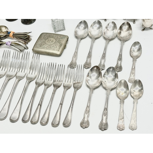 433 - A quantity of vintage silver plate. Silver plated cutlery, crust set, salt and pepper shakers, cigar... 