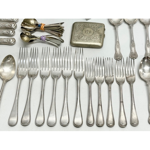 433 - A quantity of vintage silver plate. Silver plated cutlery, crust set, salt and pepper shakers, cigar... 