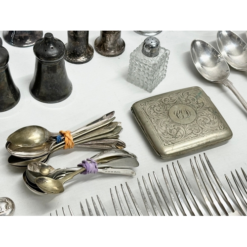 433 - A quantity of vintage silver plate. Silver plated cutlery, crust set, salt and pepper shakers, cigar... 