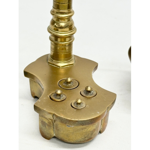 32 - An Early 20th Century brass weight scales. 22x35cm.