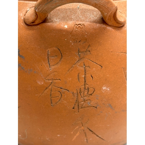 35 - A signed Early 20th Century Chinese Yixing teapot. Impressed mark. 22x14x16cm.