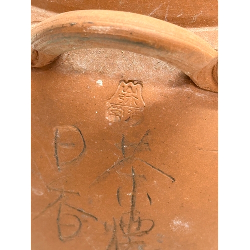 35 - A signed Early 20th Century Chinese Yixing teapot. Impressed mark. 22x14x16cm.