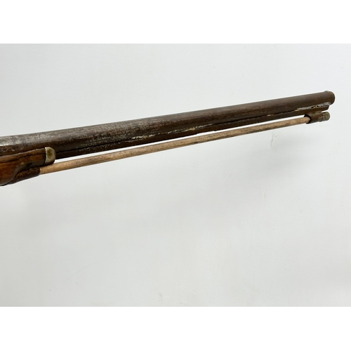 38 - A 19th Century Single Barrel Shotgun Percussion. 115cm