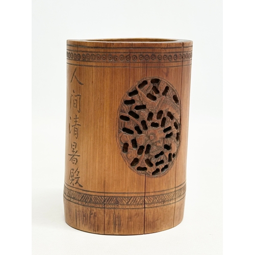 225 - A signed Late 19th/Early 20th Century Chinese brush pot. 9x13.5cm.