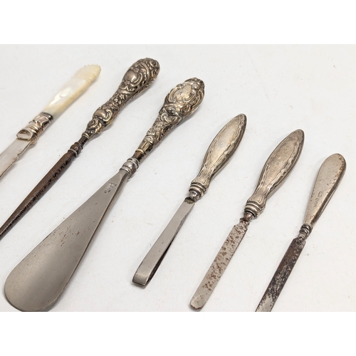 501 - A quantity of early 20th century silver mounted cutlery, button hooks, shoe horn, etc.