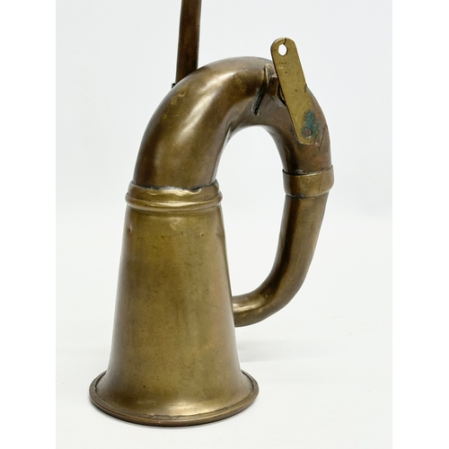 448 - An Early 20th Century brass car horn. 36cm