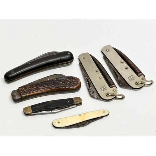 454 - A collection of vintage knives. 2 1939 WWII A.R.P G.G & S jack knives. 2 Late 19th Century pocket kn... 