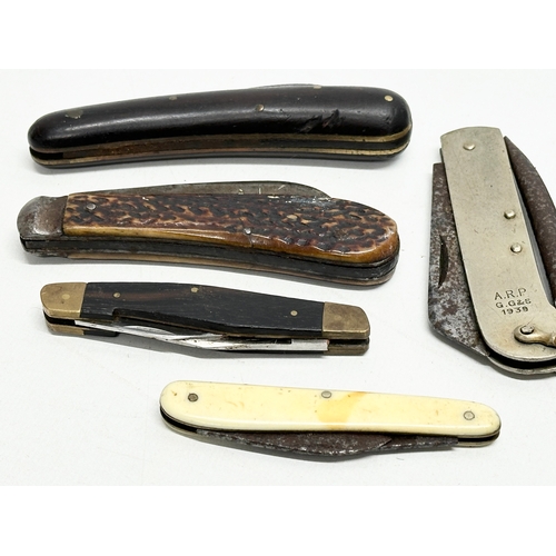 454 - A collection of vintage knives. 2 1939 WWII A.R.P G.G & S jack knives. 2 Late 19th Century pocket kn... 