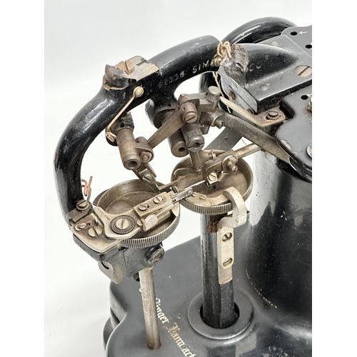 548 - An Early 20th Century Singer sewing machine. Model 46K51.