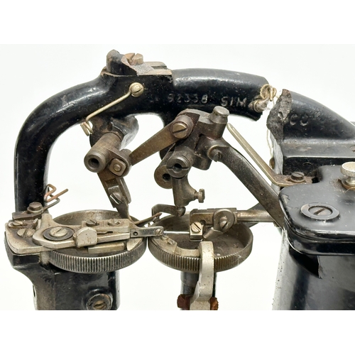 548 - An Early 20th Century Singer sewing machine. Model 46K51.