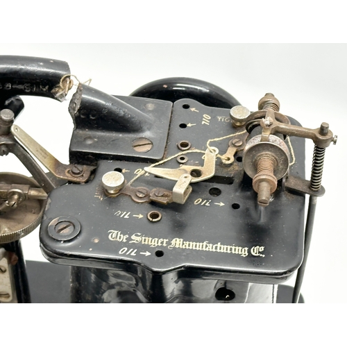 548 - An Early 20th Century Singer sewing machine. Model 46K51.