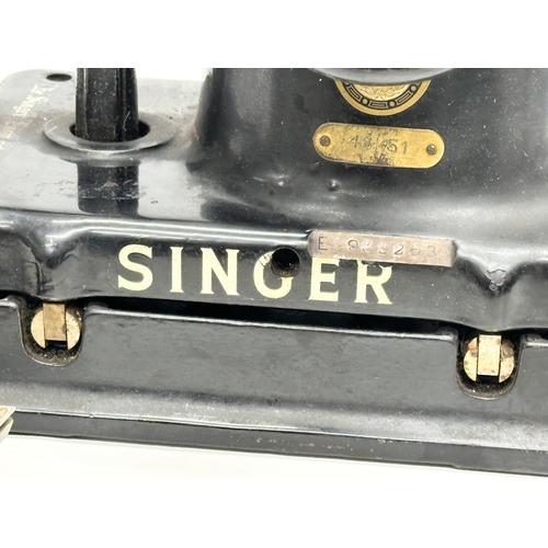 548 - An Early 20th Century Singer sewing machine. Model 46K51.