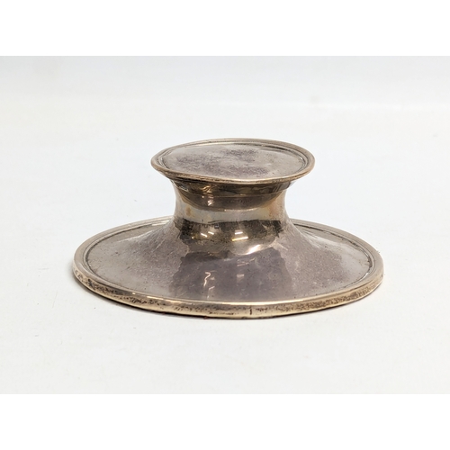 505A - An early 20th century silver inkwell. Birmingham, 1916. With an early 20th century silver mounted le... 