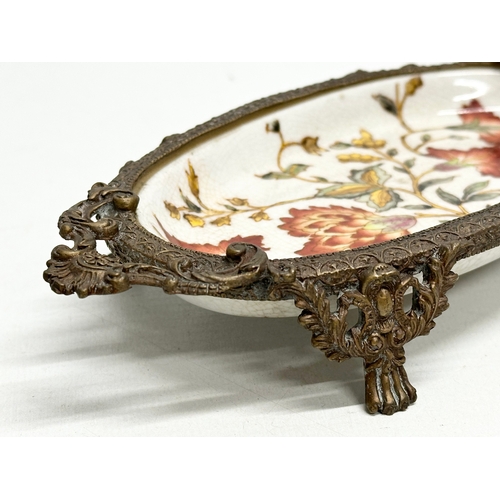 566 - A Late 20th Century Wong Lee brass framed dish. 20x10x3cm.