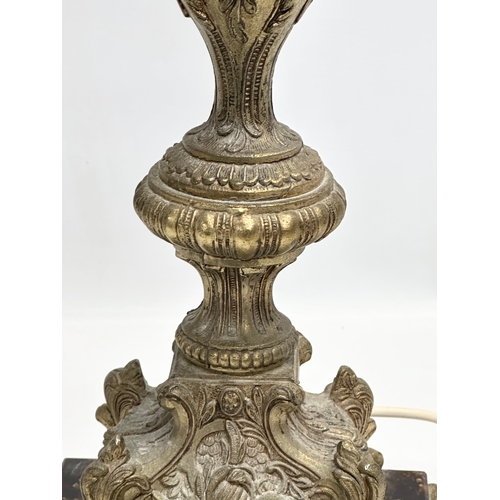 569 - A large Mid 20th Century brass table lamp on onyx base. Raised on 4 brass paw feet. 19x15x52cm.