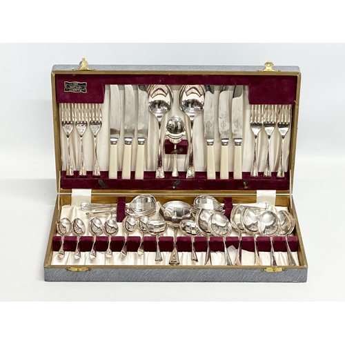 641 - A vintage canteen of cutlery. The Hampshire Canteen. Silver plate. 43x24x6cm.