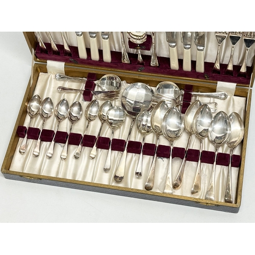 641 - A vintage canteen of cutlery. The Hampshire Canteen. Silver plate. 43x24x6cm.