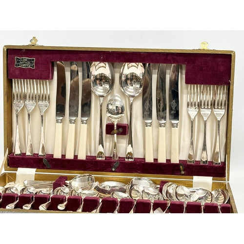 641 - A vintage canteen of cutlery. The Hampshire Canteen. Silver plate. 43x24x6cm.