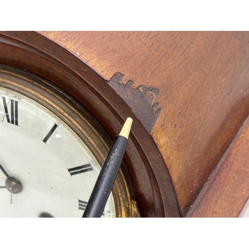 666 - An Edwardian mahogany cased mantle clock. No key or pendulum. 28x15x28cm.