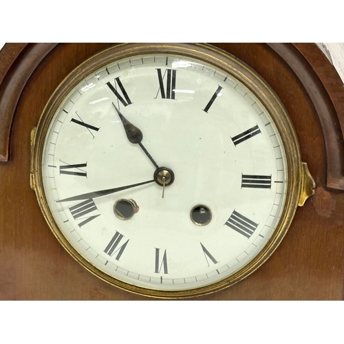 666 - An Edwardian mahogany cased mantle clock. No key or pendulum. 28x15x28cm.