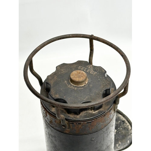 70 - A rare WWII D-Day beacon lamp. Used to direct troops to French beaches in 1944. 27.5cm