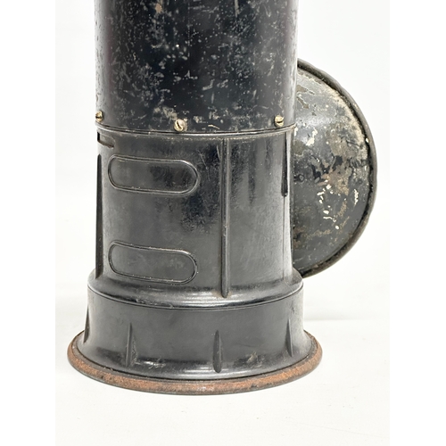 70 - A rare WWII D-Day beacon lamp. Used to direct troops to French beaches in 1944. 27.5cm