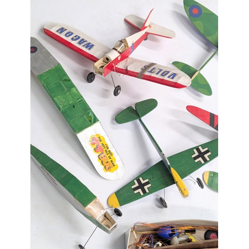 710 - A collection of vintage model planes.