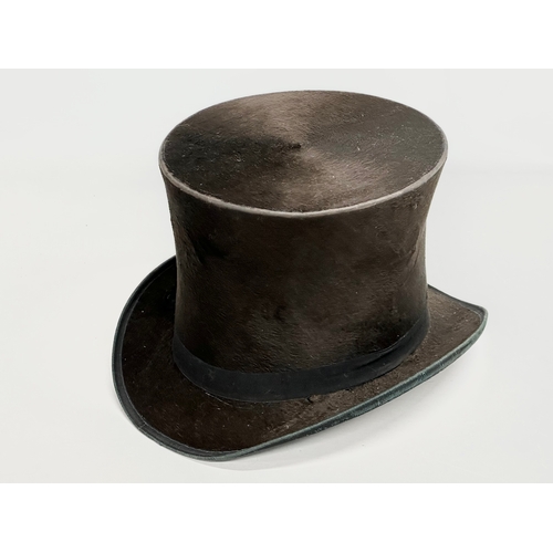 712 - E. Bax & Co. Opposite Charing Cross Hotel & Railway Station. An Early 20th Century top hat.