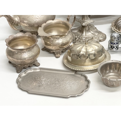 746 - A quantity of 19th and 20th Century silver plate.