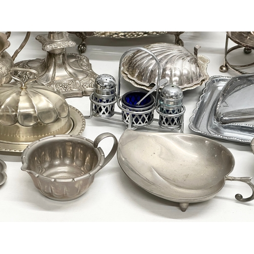 746 - A quantity of 19th and 20th Century silver plate.