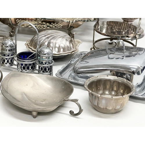 746 - A quantity of 19th and 20th Century silver plate.