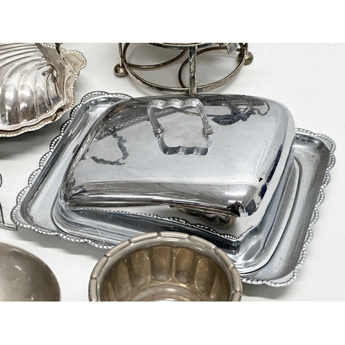 746 - A quantity of 19th and 20th Century silver plate.