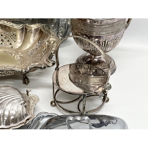 746 - A quantity of 19th and 20th Century silver plate.