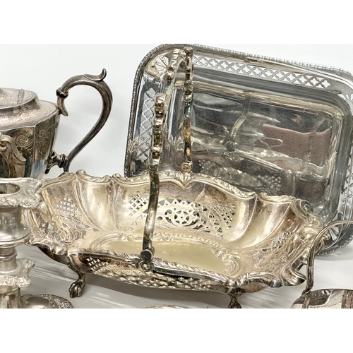 746 - A quantity of 19th and 20th Century silver plate.