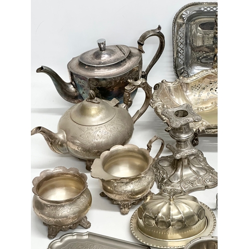 746 - A quantity of 19th and 20th Century silver plate.