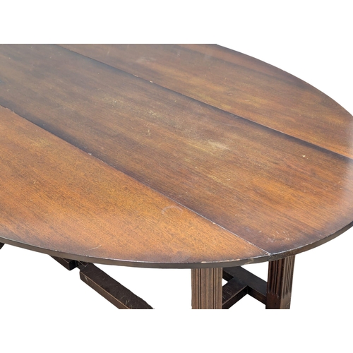 1069 - A very large mahogany hunt / wake table. Extended 154x244.5x75cm(7)