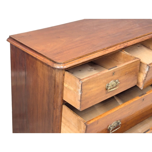 1087 - A Late Victorian mahogany chest of drawers. Circa 1890. 104x45x82.5cm.(8)