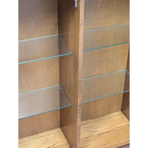 1007 - An oak 3 door display cabinet. 138x30x110.5cm (3)