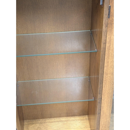 1007 - An oak 3 door display cabinet. 138x30x110.5cm (3)