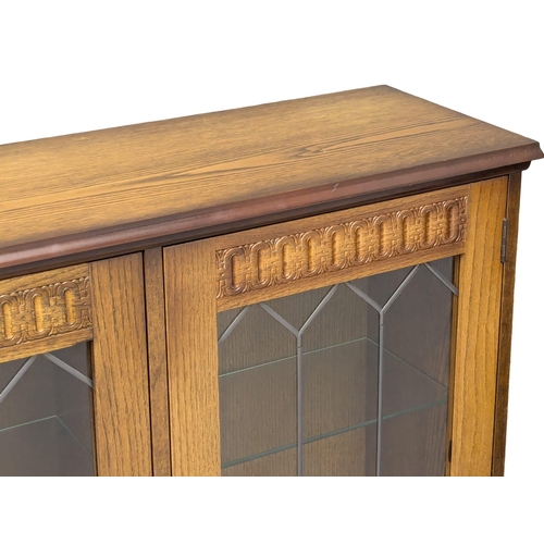 1007 - An oak 3 door display cabinet. 138x30x110.5cm (3)