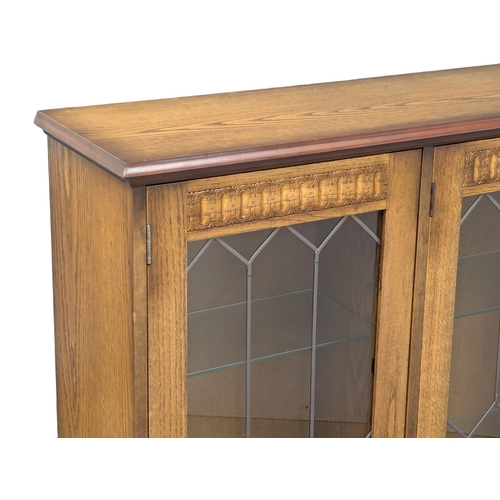 1007 - An oak 3 door display cabinet. 138x30x110.5cm (3)