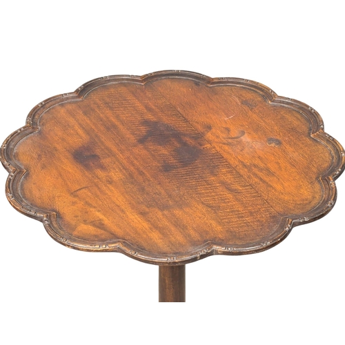 870 - A good quality Early 20th Century mahogany pedestal table. 45x70cm