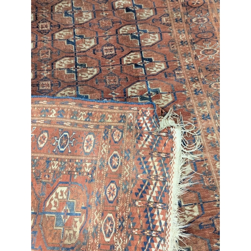 886 - A vintage Middle Eastern style hand knotted rug. 121x170cmn